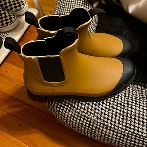 Everlane Chelsea rain boots size 10.